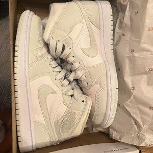 New in box women air Jordan 6.5 1 Mid white/spruce Aura